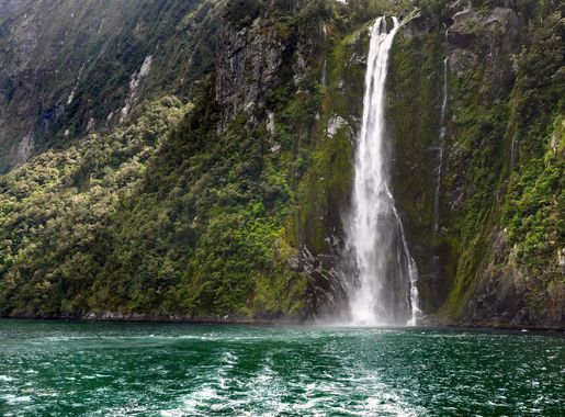 File:The Stirling Falls Milford Sound NZ (24616963480).jpg - Wikimedia  Commons