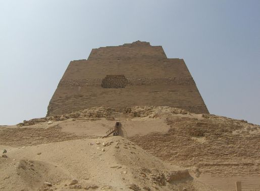 File:Meidoum pyramide 003.JPG - Wikipedia