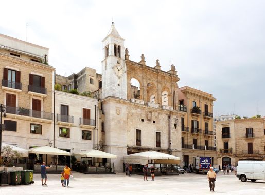 File:Bari, piazza del ferrarese 01.jpg - Wikipedia