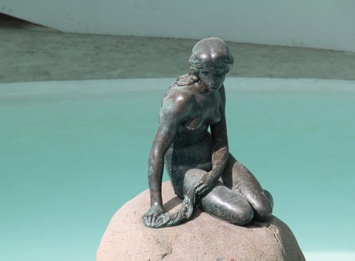 File:Expo 2010 Denmark Pavilion- Little Mermaid Statue from Copenhagen  Harbor 01.jpg - Wikimedia Commons