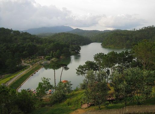File:The Valley of Love in Dalat, Vietnam.jpg - Wikimedia Commons