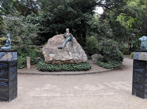 File:Statue of Oscar Wilde and companion pieces.jpg - Wikipedia