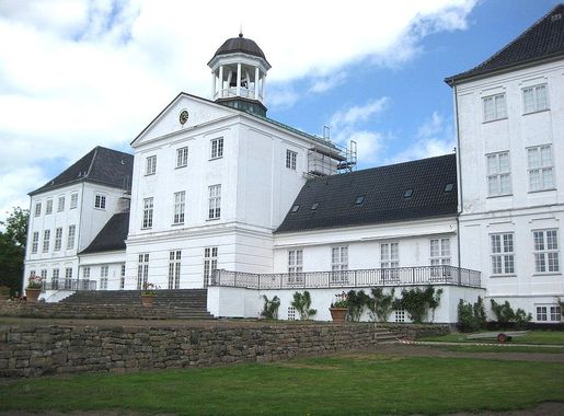 File:Gråsten Slot3.JPG - Wikimedia Commons