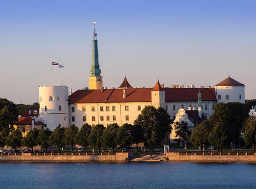 File:Riga Castle seen across the river Daugava .jpg - Wikimedia Commons