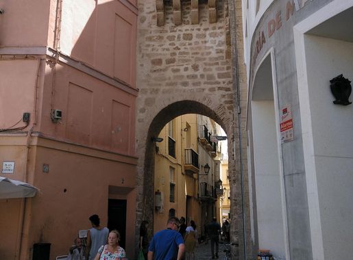 File:Arco de la Rosa (Cádiz).jpg - Wikimedia Commons