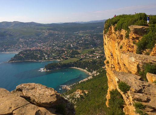 File:La baie de Cassis du haut du Cap Canaille - panoramio (1).jpg -  Wikimedia Commons