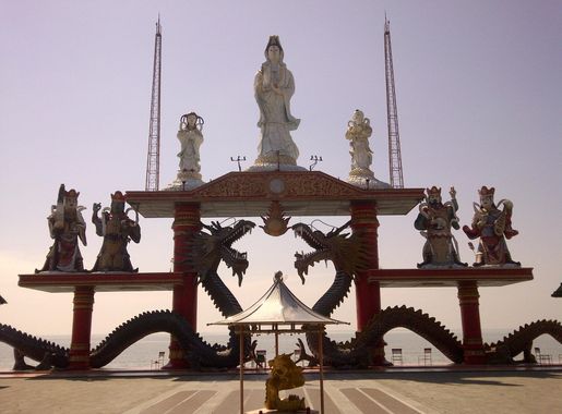 Berkas:Guan She Yin statue of Sanggar Agung Temple, Surabaya-Indonesia.jpg  - Wikipedia bahasa Indonesia, ensiklopedia bebas