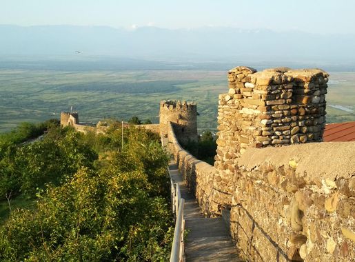 File:Sighnaghi town wall (Georgia).jpg - Wikimedia Commons