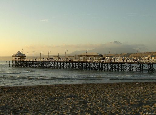 File:Muelle de Huanchaco.jpg - Wikimedia Commons