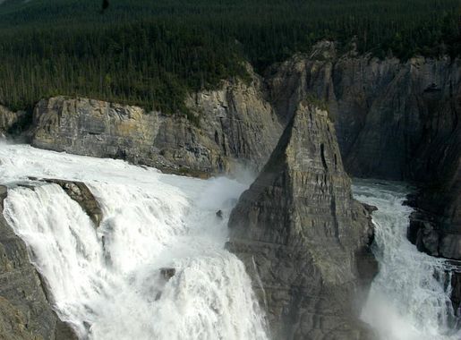 Fichier:Virginia Falls, Northwest Territories.jpg — Wikipédia
