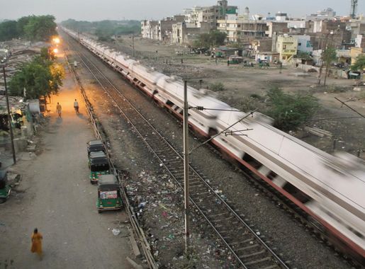 File:Train in transit at Vadodara railway station.jpg - Wikimedia Commons