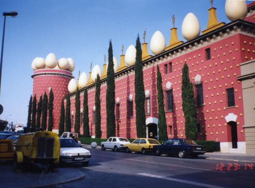 File:Teater Museu Gala Salvador Dali building from outside.jpg - Wikipedia