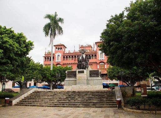 File:La Gran Plaza Bolívar del Casco Viejo de Panamá.jpg - Wikimedia Commons