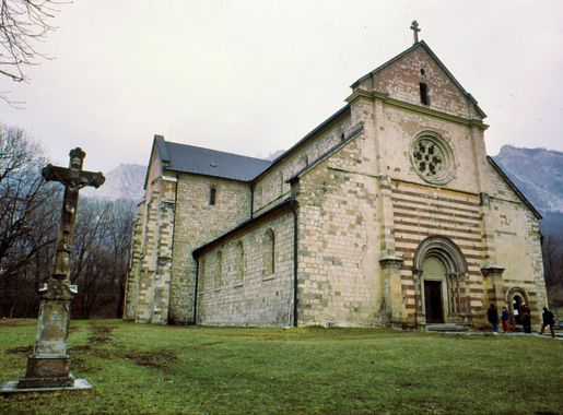 File:Belapatfalva, Apatsagi templom.jpg - Wikimedia Commons