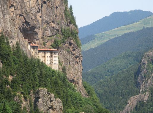 Dosya:Sumela monastery in province of Trabzon, Turkey view from the  road.JPG - Vikipedi