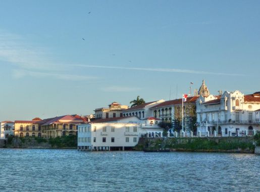 Archivo:Palacio de las Garzas 1 - Desde la Cinta Costera - CJRD.jpg -  Wikipedia, la enciclopedia libre