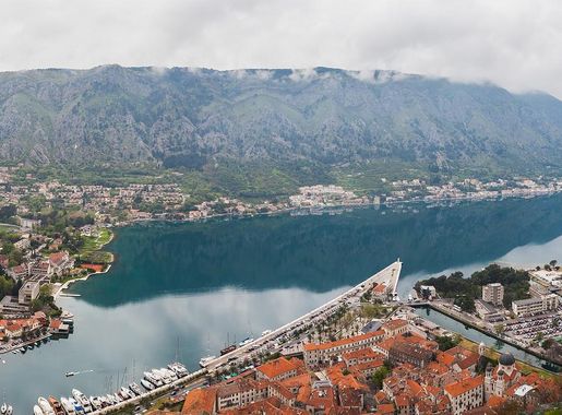 File:Vista de Kotor, Bahía de Kotor, Montenegro, 2014-04-19, DD 08-10  PAN.JPG - Wikimedia Commons