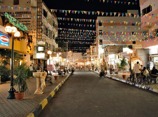 ملف:Hurghada, main street of the bazaar in El Dahar at night, during  Ramadan, Egypt, Oct 2004.jpg - ويكيبيديا