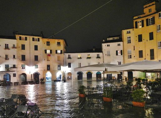 File:Piazza dell' Anfiteatro- Amphitheater - Lucca - panoramio.jpg -  Wikimedia Commons