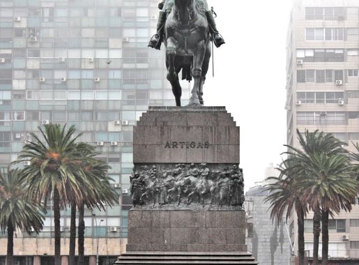 File:Mausoleo al General José Gervasio Artigas en la Plaza Independencia -  Niamfrifruli 04.jpg - Wikimedia Commons