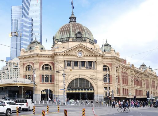 File:Flinders Street Station Melbourne March 2021.jpg - Wikimedia Commons