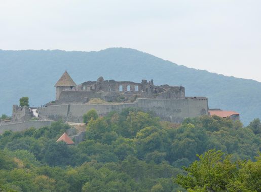 File:Visegrád Fellegvár a Villámhegyről nézve.JPG - Wikimedia Commons