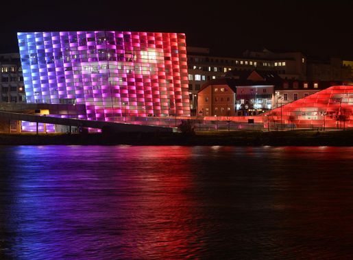File:Linz Ars electronica center rotblau DL.jpg - Wikimedia Commons