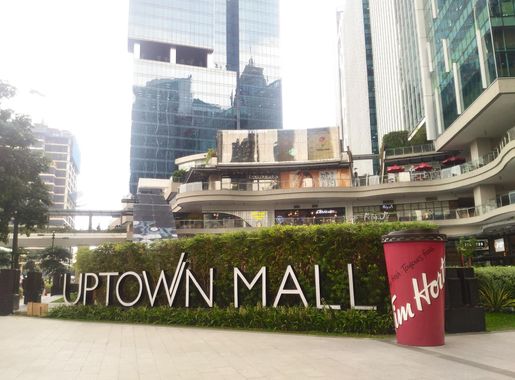 File:Uptown Mall.jpg - Wikimedia Commons