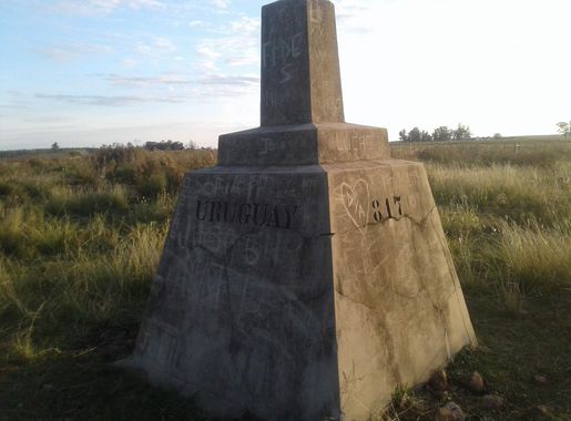 File:Marco fronterizo de Uruguay-Brasil.jpg - Wikimedia Commons