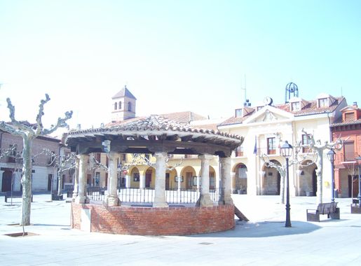 File:Plaza Mayor Simancas (Valladolid)..JPG - Wikimedia Commons