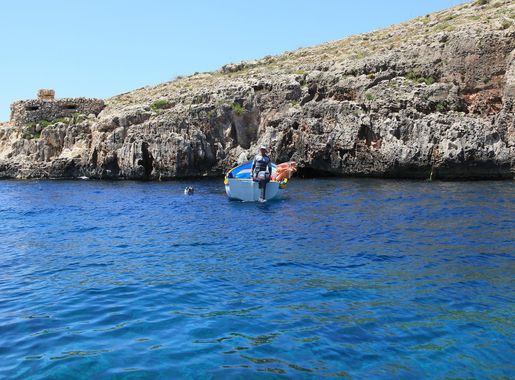 File:Malta - Qrendi - Wied iz-Zurrieq - bay+harbour (Blue Grotto tour boat)  02 ies.jpg - Wikimedia Commons