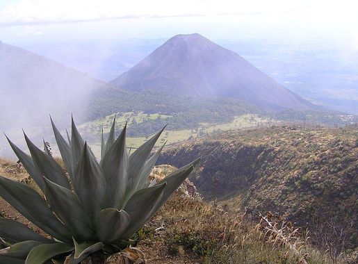File:Volcan Izalco desde Volcan Santa Ana - panoramio.jpg - Wikimedia  Commons