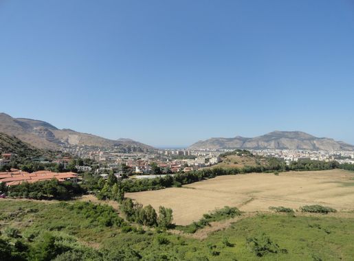 File:Mondello beach and Monte Pellegrino, Palermo, Sicily, It  (9451170406).jpg - Wikimedia Commons