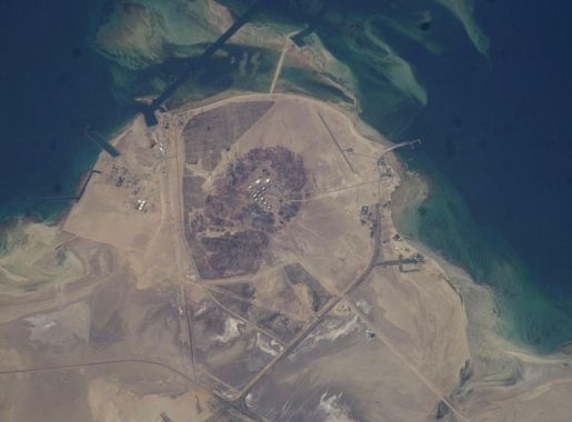 File:Jebal Dhanna (UAE) ISS006-E-52472.JPG - Wikimedia Commons