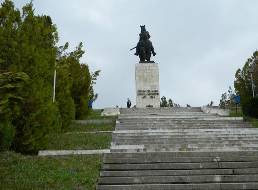 File:Statuia ecvestra, Stefan cel Mare, Podul Inalt, vedere de jos.JPG -  Wikimedia Commons