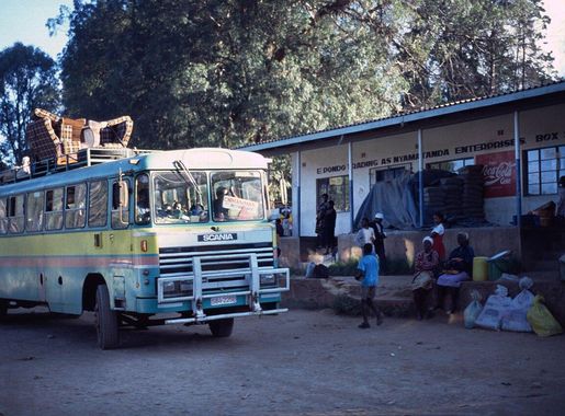 File:Chimanimani Village - Bus Station - Zimbabwe.jpg - Wikimedia Commons
