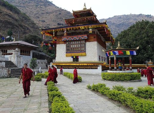 File:Trashigang - Gom Kora Tempel, Mönche.JPG - Wikimedia Commons