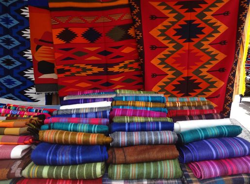 Archivo:Otavalo Artisan Market - Andes Mountains - South America -  photograph 010.JPG - Wikipedia, la enciclopedia libre