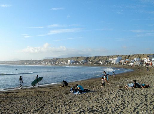 File:Playa de Huanchaco.jpg - Wikimedia Commons