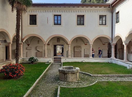 File:Museo archeologico al teatro romano 11.jpg - Wikipedia