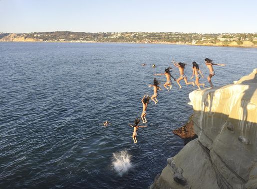 File:La Jolla Cove cliff diving - 02.jpg - Wikimedia Commons