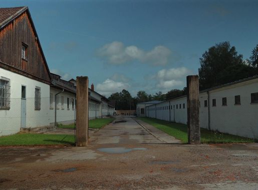 DACHAU: ARBEIT MACHT FREI