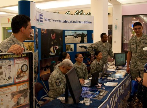 44th APS, 724th ASTF visit local mall, talk about AF Reserve > 624th  Regional Support Group > Article Display