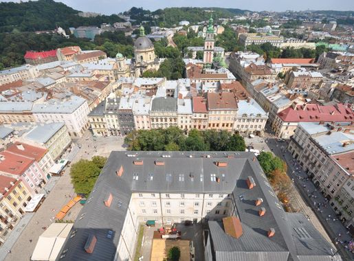 Файл:View of the easter side of Rynok Square from the town hall (Ratusha)  (8673819387).jpg — Вікіпедія