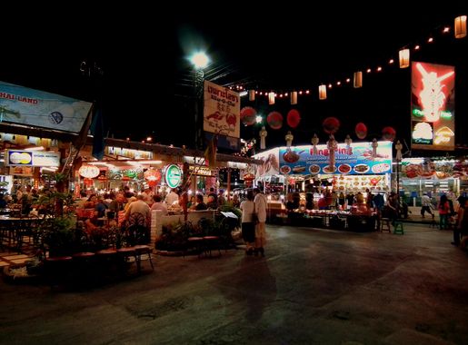 File:CHIANG MAI NIGHT BAZAAR THAILAND FEB 2012 (6869571256).jpg - Wikimedia  Commons