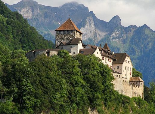 File:Schloss Vaduz. Ansicht von Nordwesten. 2011-05-28 16-55-50.jpg -  Wikimedia Commons