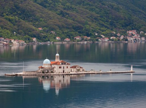 File:Nuestra Señora de las Rocas, Perast, Bahía de Kotor, Montenegro,  2014-04-19, DD 19.JPG - Wikipedia