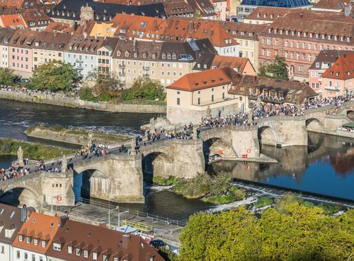 Datei:View of the old bridge over Main in Wurzburg 01.jpg – Wikipedia