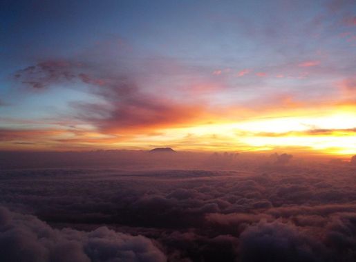 File:Sunrise on Mt Kili from the summit of Mt Meru in 2006.jpeg - Wikipedia
