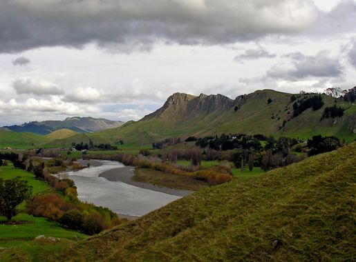 File:Tukituki River and Te Mata Peak, Hawkes Bay, New Zealand, 12 May 2006  (145004910) (cropped).jpg - Wikimedia Commons
